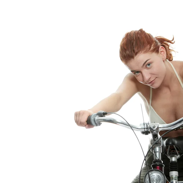 自転車と魅力的な赤毛の女性 — ストック写真