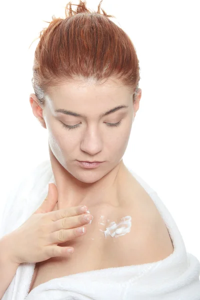 Mulher aplicando creme hidratante — Fotografia de Stock