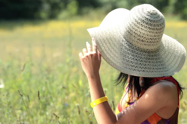 Молодая счастливая женщина на зерновом поле — стоковое фото