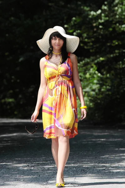 Egy gyönyörű lány visel, nyáron öltözt — Stock Fotó