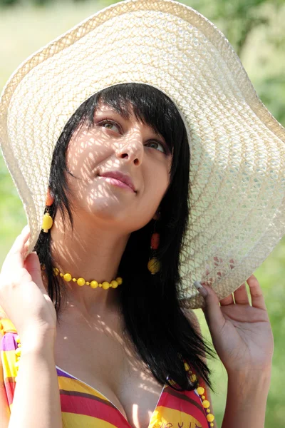 Mujer Joven Amplio Sombrero Verano Proyectando Sombra Cara — Foto de Stock
