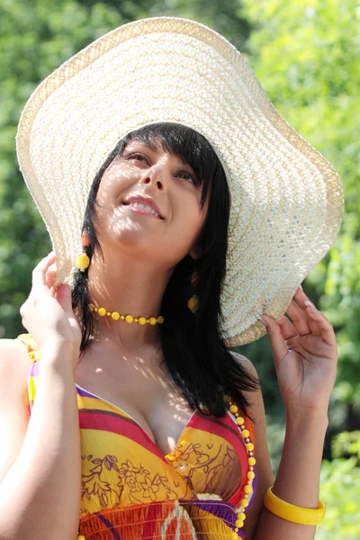 Jovem mulher em chapéu de verão largo — Fotografia de Stock