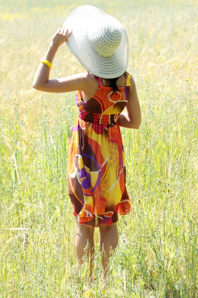 Joven mujer feliz en el campo de grano — Foto de Stock