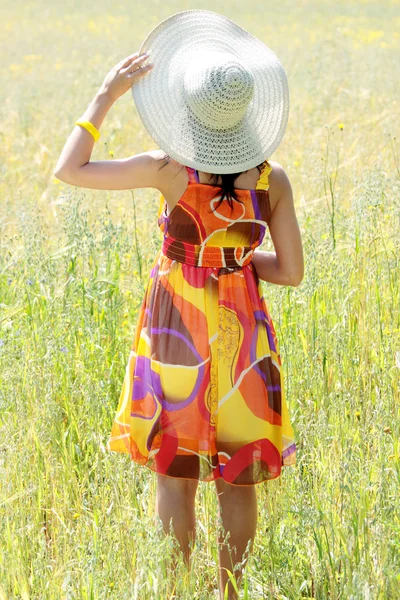 Giovane donna felice nel campo di grano — Foto Stock