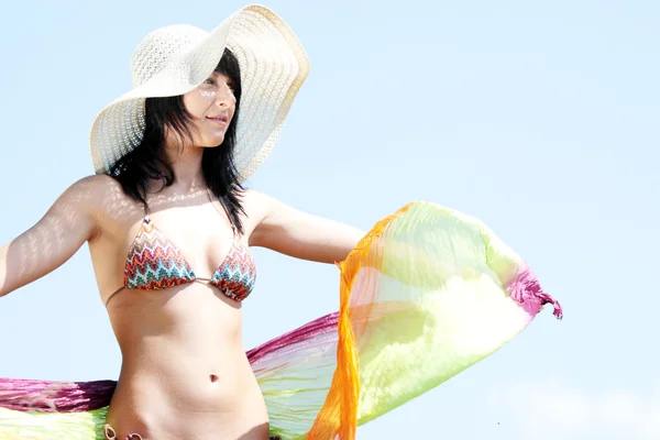 Mujer joven en bikini — Foto de Stock