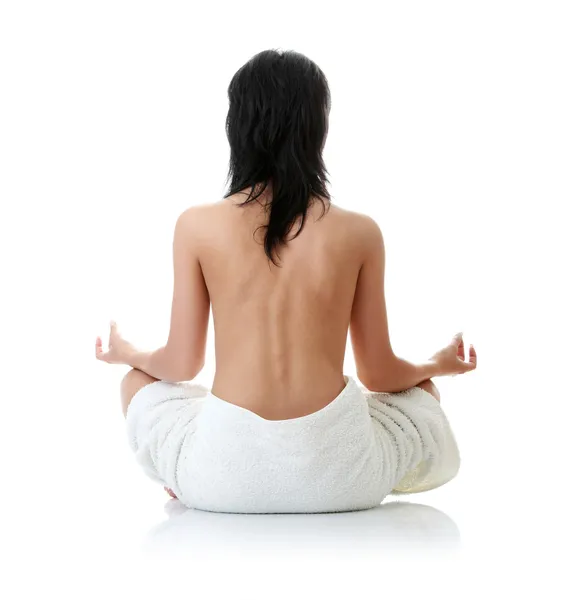 Rücken einer nackten schönen Frau beim Meditieren — Stockfoto
