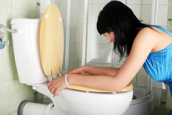 Jonge Kaukasische vrouw in toilet — Stockfoto