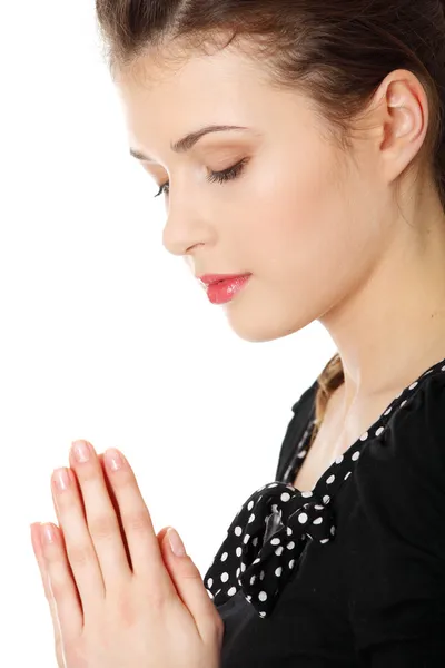 Молодая кавказская женщина молится — стоковое фото