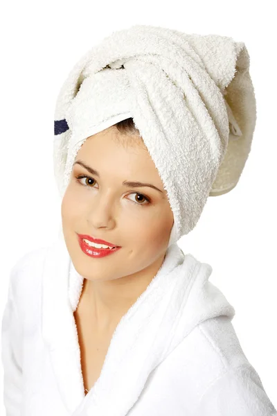 Retrato de jovem mulher bonita vestindo roupão de banho — Fotografia de Stock