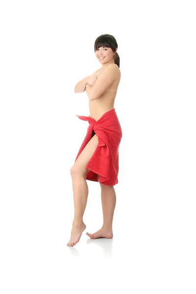 Оголена жінка вкрита червоним рушником — стокове фото