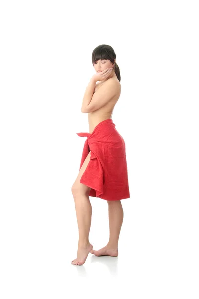 Nackte Frau Mit Rotem Handtuch Bedeckt Vor Weißem Hintergrund — Stockfoto