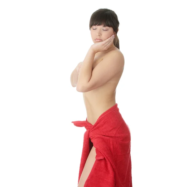 Mulher Nua Coberta Com Toalha Vermelha Contra Fundo Branco — Fotografia de Stock