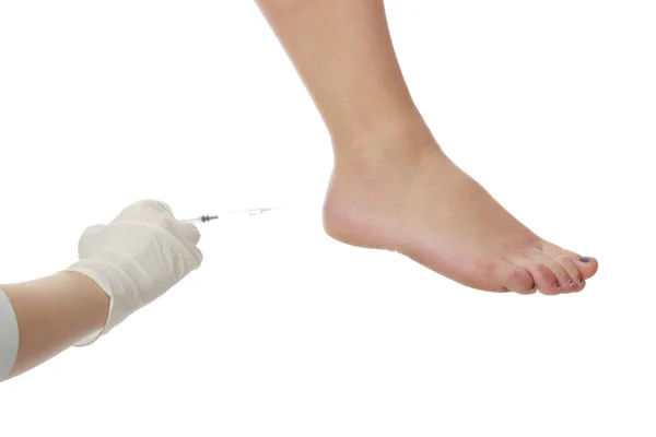 女性の足のボトックス注射を取得 — ストック写真