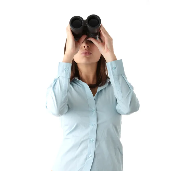 白い背景で隔離の双眼鏡を通して探している若い白人ビジネス女性 — ストック写真