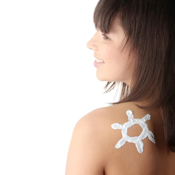 Mujer joven con crema solar en forma de sol — Foto de Stock