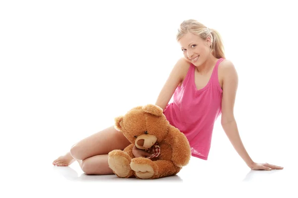 Oyuncak ayı ile genç kız — Stok fotoğraf