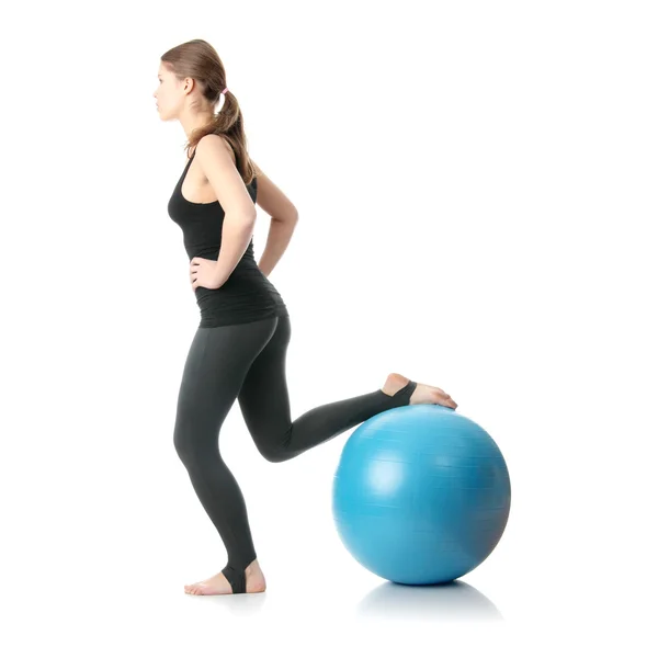 Mulher durante o tempo de fitness com bola — Fotografia de Stock