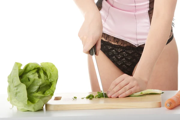 Sexy Kobieta Przygotowuje Jedzenie Sałatka Zielonych Warzyw Nóż — Zdjęcie stockowe