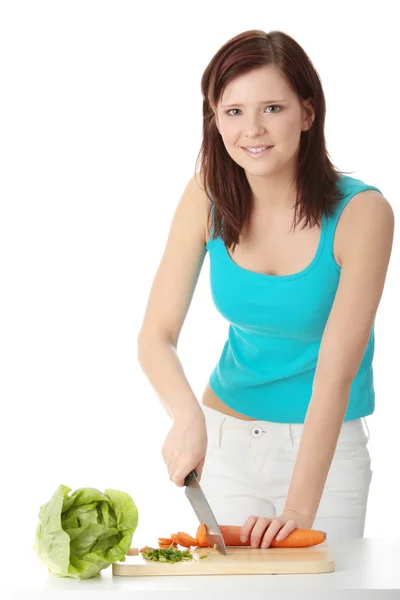 Frau Bereitet Mit Grünem Gemüse Und Messer Gesunden Speisesalat — Stockfoto