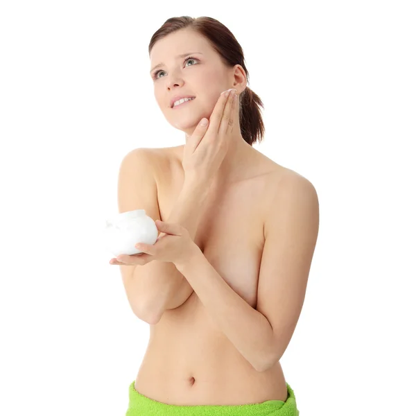 Mulher Aplicando Creme Hidratante Rosto Close Cara Mulher Fresca — Fotografia de Stock
