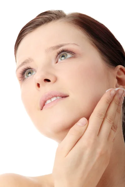 Mujer aplicando crema hidratante en la cara —  Fotos de Stock