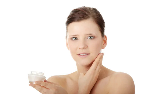 女性の顔の保湿クリームを適用します クローズ アップの新鮮な女性顔 — ストック写真