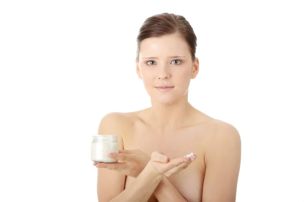 Mujer aplicando crema hidratante en la cara — Foto de Stock