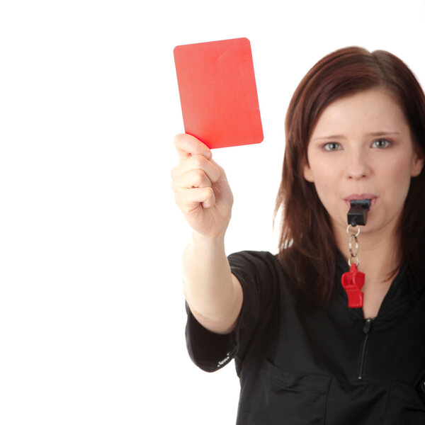 Молодая женщина-рефери показывает красную карточку, изолированную на белом
