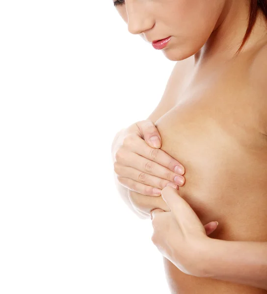 Νεαρή Λευκή Ενήλικη Γυναίκα Που Εξετάζει Στήθος Της Για Εξογκώματα — Φωτογραφία Αρχείου