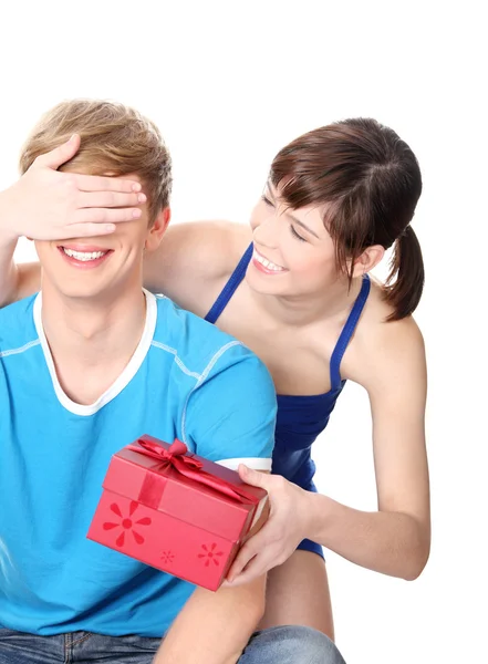 Girl give a gift to her boyfriend. — Stock Photo, Image