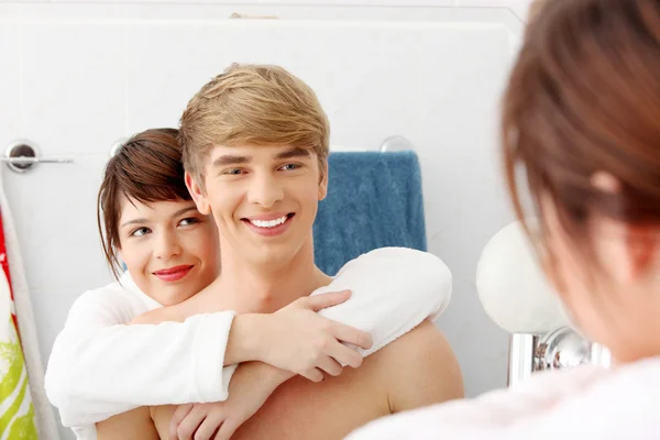 Junges Paar im Badezimmer. — Stockfoto
