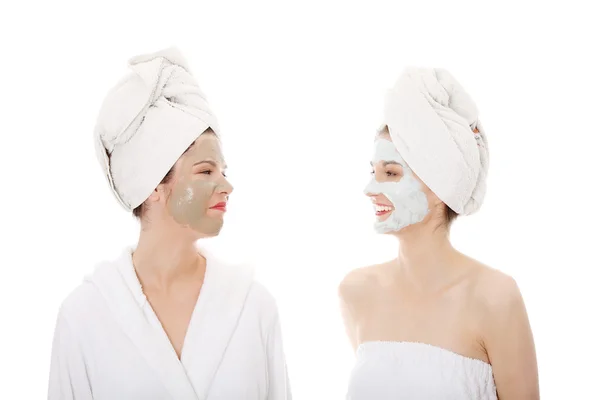 Glücklich Zwei Junge Frauen Mit Aging Masken Isoliert Auf Weißem — Stockfoto