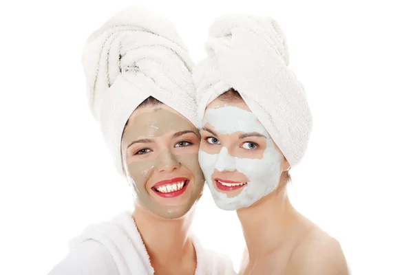 Glücklich Zwei Junge Frauen Mit Aging Masken Isoliert Auf Weißem — Stockfoto