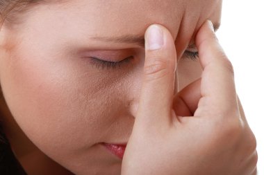 Kadının kafası için elele şiddetli migren baş ağrısı ile