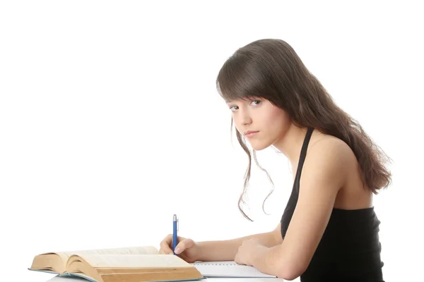 デスクでは 白で隔離される学習の十代の少女 — ストック写真