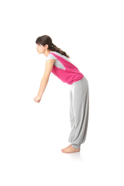 Женщина-подросток тренирует йогу — стоковое фото