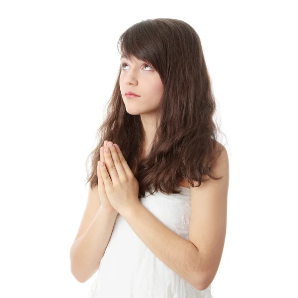 白い背景で隔離の祈り若い白人女性のクローズ アップの肖像画 — ストック写真