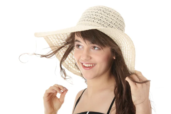 ドレスと夏の帽子 白い背景の上で幸せな十代の少女 — ストック写真