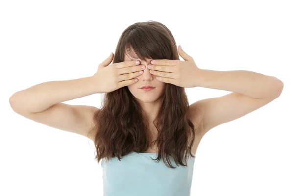 Mladá žena si zakryla oči — Stock fotografie