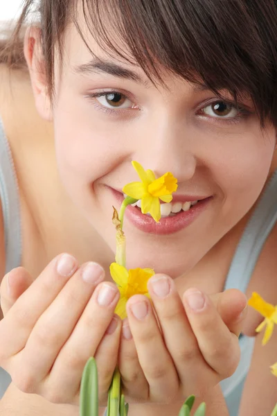 Menina Adolescente Cheirando Flores Amarelas Primavera — Fotografia de Stock