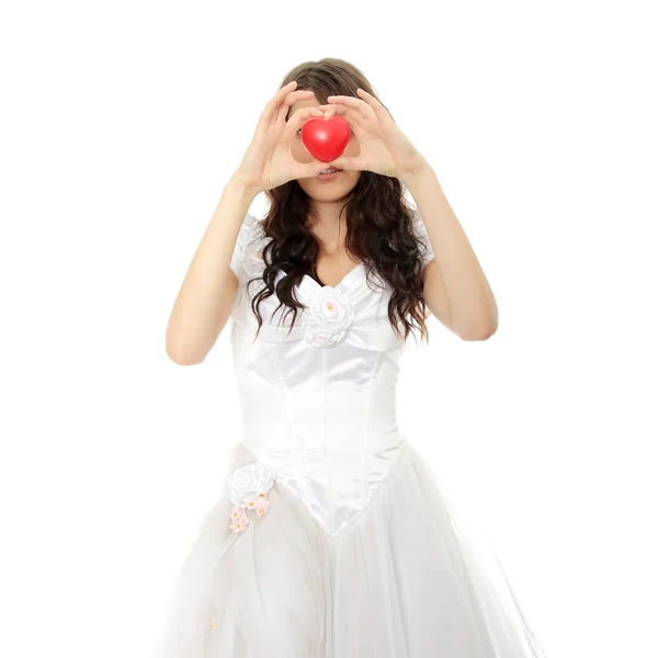 年轻的新娘握着孤立在白色背景 侧重于心的心 — 图库照片