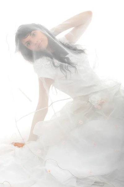 白い背景上に分離されて美しい若い花嫁 — ストック写真