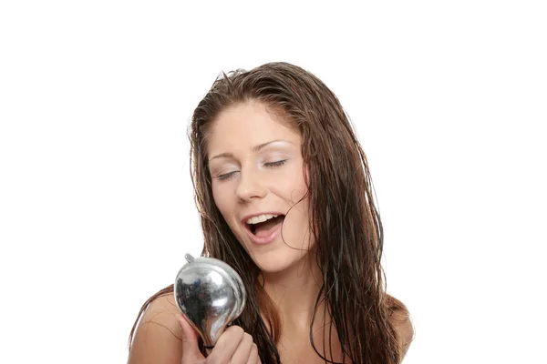 Молодая женщина поет под душем — стоковое фото