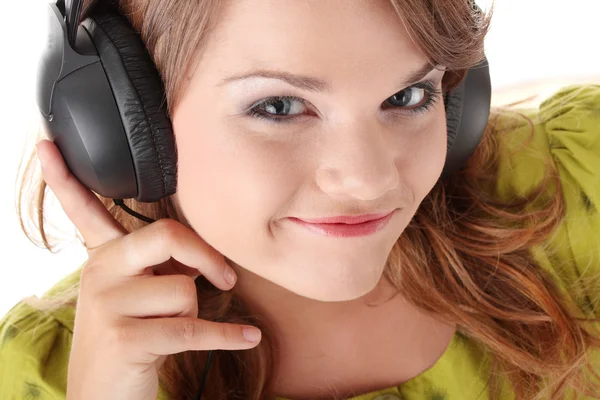 Hermosa Adolescente Vestido Verde Escuchando Música Con Auriculares Grandes Aislado — Foto de Stock