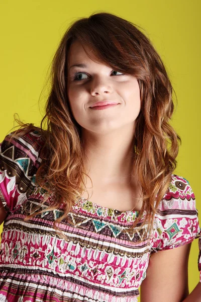 Kobieta Nastolatek Portret Ścianę Zieleni — Zdjęcie stockowe