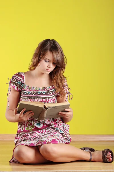 Teen Woman Sitting Flor Reading Book — Stock Photo, Image