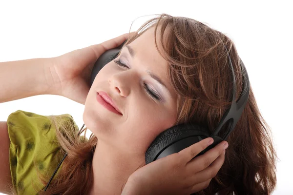 Vacker tonårig flicka lyssna på musik — Stockfoto