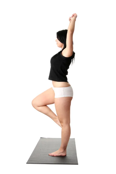 肥胖女人培训瑜伽 — 图库照片