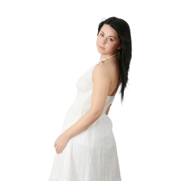 Плотная женщина в элегантном белом платье — стоковое фото