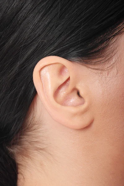 若い白人の女性の耳のクローズ アップ — ストック写真